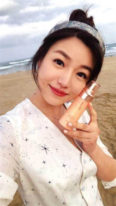 去年陈妍希风光代言国际化妆品牌，常称职地在社群网站推荐产品。