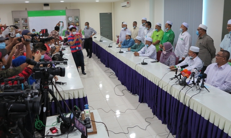 数十家媒体追访宣布成立吉州国盟新政府的新闻发布会，右一为莫哈末沙努西。

