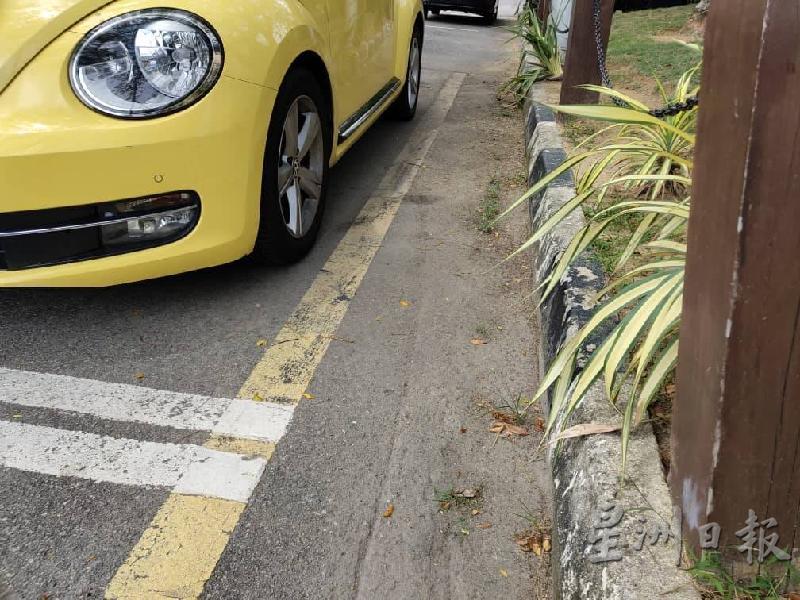 停车格子内有黄线,让人费解是否能泊车。