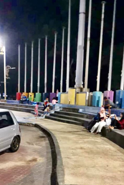 有人漠视行管令，晚上带着小孩到峇都布洛公园溜达，不害怕感染冠病病毒。
