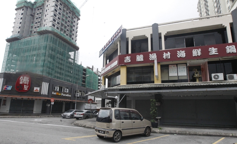 孟惹拉拉镇商业区的多家火锅店仍未恢复营业，即使恢复营业者，也只提供打包外送服务。