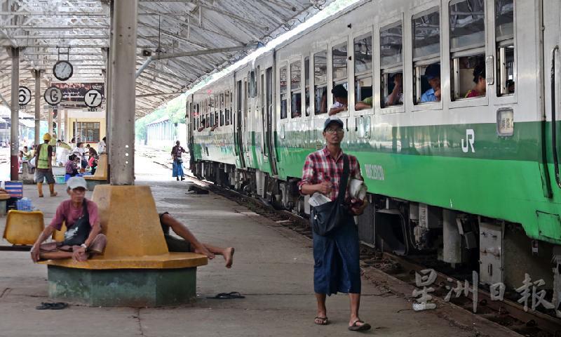 缅甸许多发展项目是由日本支援或投资，就连仰光环线所使用的火车车厢，也是日本铁道公司的旧车厢。