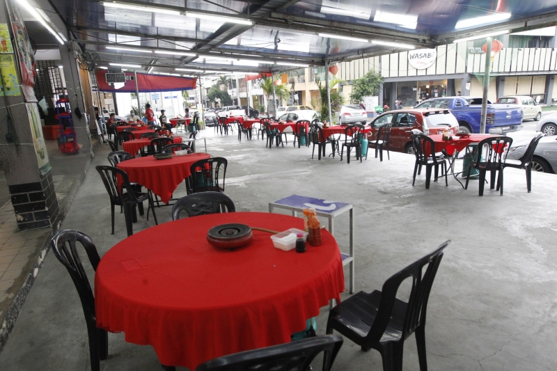 一家恢复营业及堂食服务的火锅店，原本可容纳30张餐桌和每桌6张椅子，在每张桌子隔开2公尺距离后，只能放15张餐桌。