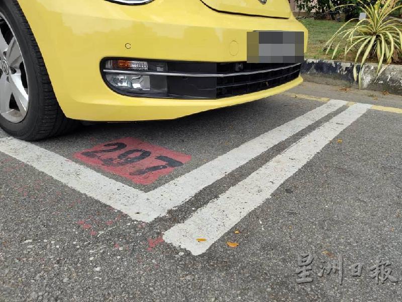 格子内有市政厅的停车格子号码。