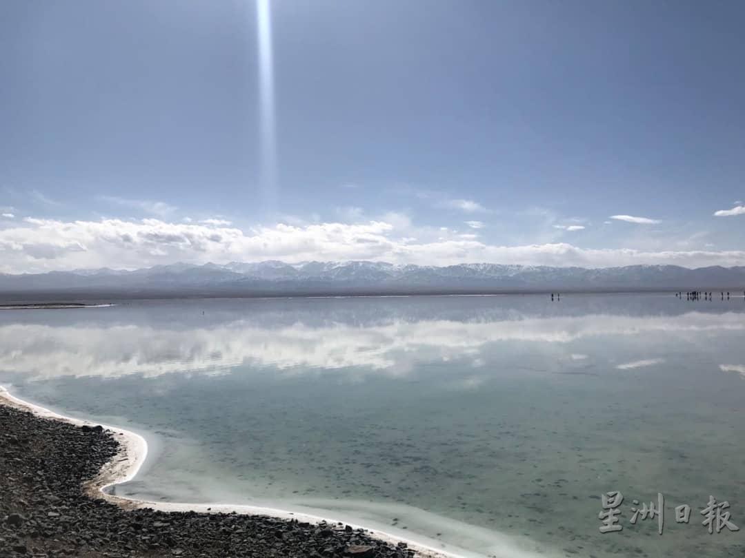 被誉为“天空之镜”的茶卡盐湖，景色震撼人心。