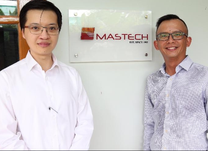 Joshua Lee (L) and Yap are employees of Mastech, a company founded by a Malaysian. SIN CHEW DAILY