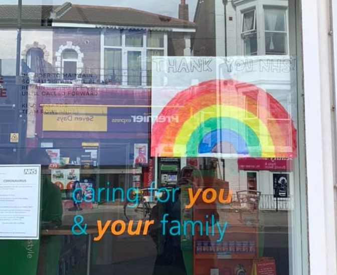 儿童为医护人员打气的彩虹图画，在英国的住宅区和街道随处可见；黄晓铃女儿绘出的彩虹便张挂在药店玻璃窗。