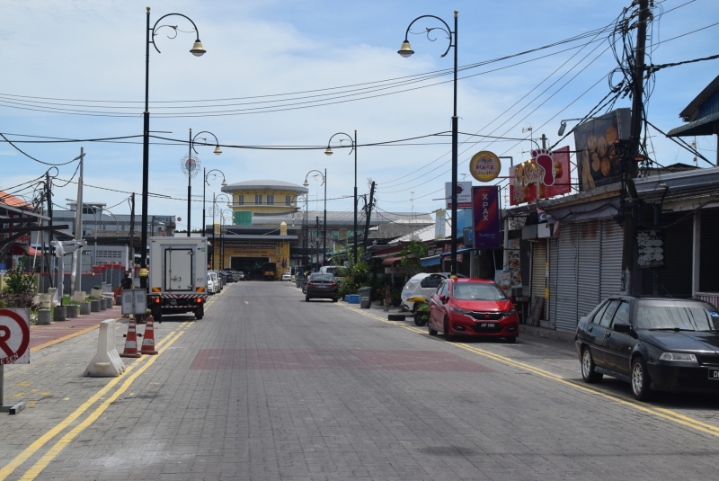 龟咯旅游区大街上，几乎所有餐馆和商店都关闭，暂时休业。