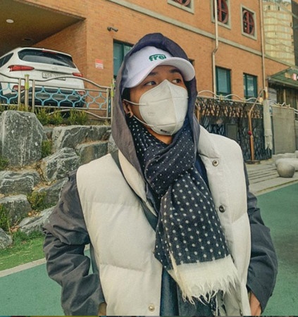 宋旻浩疫情期间曾放出戴口罩照片，发文要粉丝“小心”。
