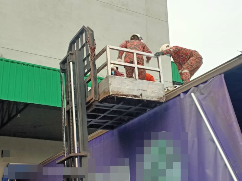 消拯人员出动昇降机及梯子，从罗里的货柜上运走死者遗体。