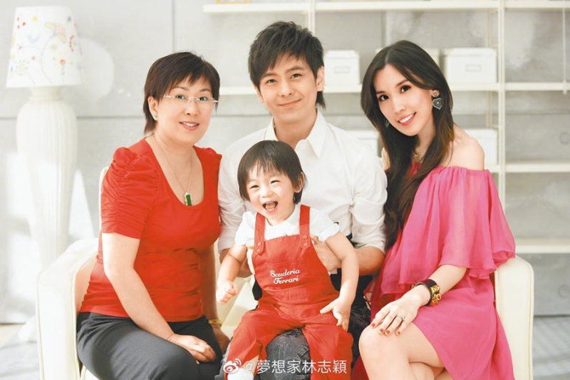 林志颖（中）和妈妈（左）、老婆陈若仪在儿子Kimi还小的时候曾合照留念。