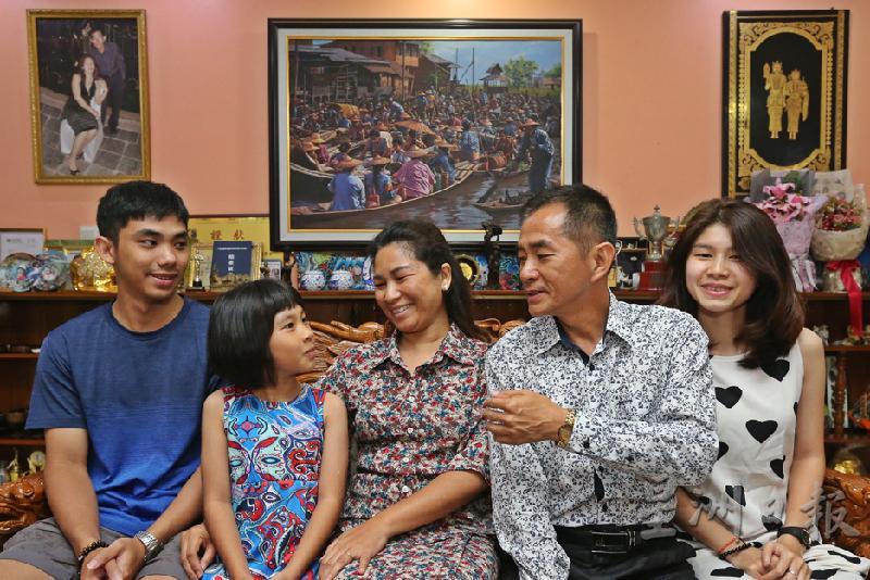 谢永发（右二）在缅甸娶妻生子，孩子们小时候上缅甸国际学校，中学毕业后出国念大学。