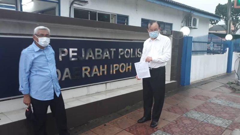 倪可汉（右）在阿兹巴里陪同下前往怡保警察总部报案，指国盟违法遴选霹州议长，促警方介入彻查。