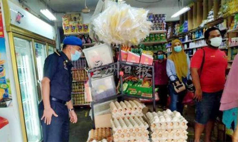 执法人员到庇朥一间杂货店展开突击取缔行动，当场对违反1993年价格管制法（零售商标价）的杂货店负责人开出罚单。
