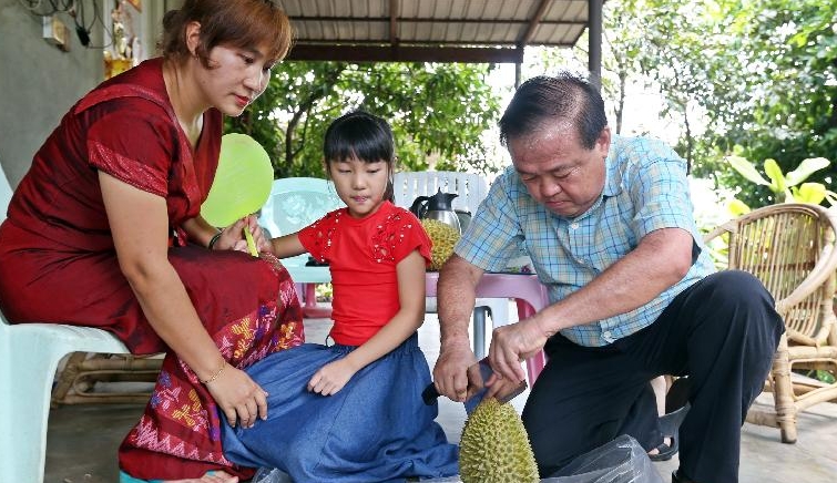 Choo Hiow San (R) has set up his family in Myanmar, and his daughter is currently studying in the city's international school. SIN CHEW DAILY