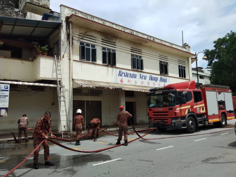 坐落在“古董街”（乌淡星街）的一间楼上店铺单位厨房，疑是煤气泄漏引发火患。