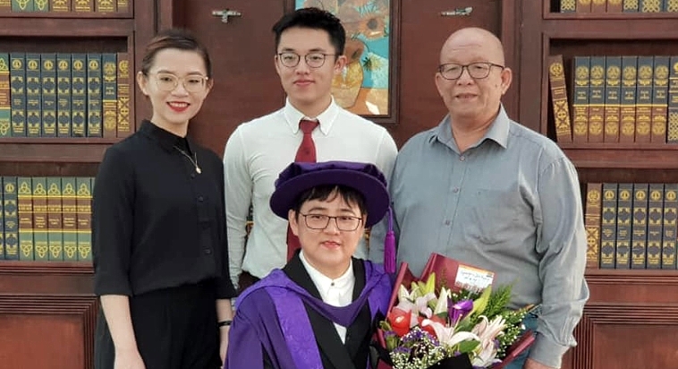 The family photo of Tan Beng Geok after completing her doctorate studies. SIN CHEW DAILY The family photo of Tan Beng Geok after completing her doctorate studies. SIN CHEW DAILY