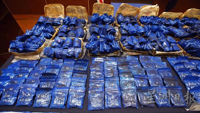 警方起获31万2098颗以蓝色塑料袋包装的马丸。