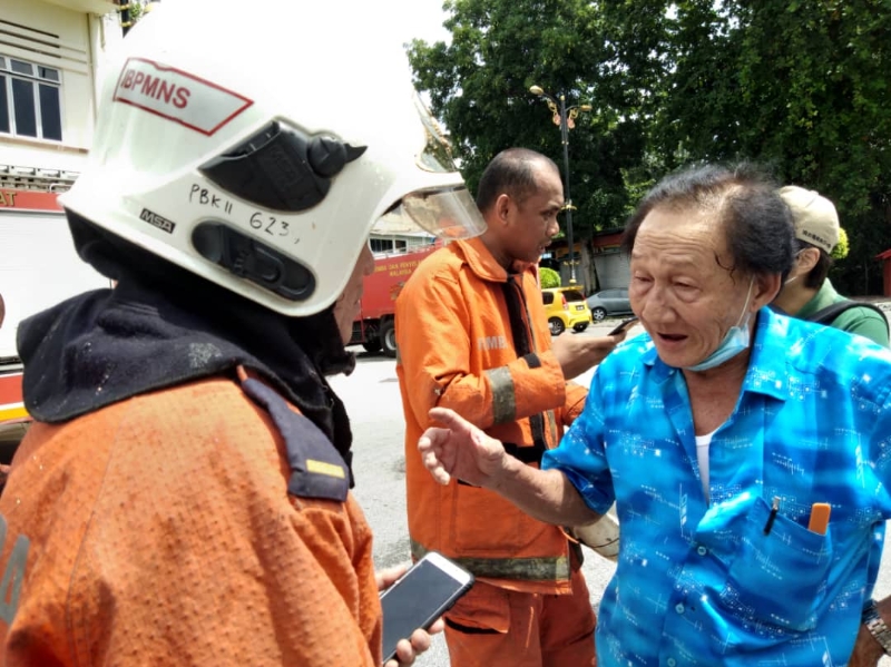 73岁的陈升景爬窗进入灾场灭火，最后被消拯员“救出”，而他也向消拯员叙述事发过程。