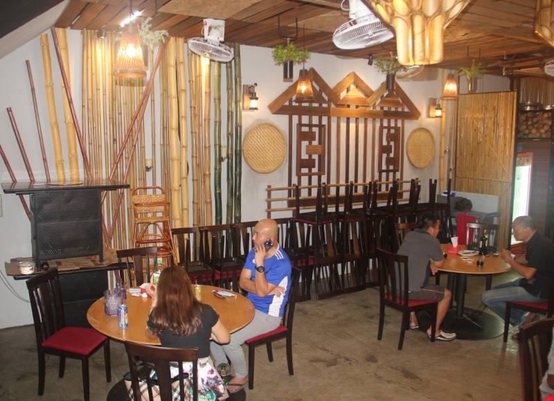 竹屋潮州卤采用竹与木来设计店面，充满纯朴的大自然气息。