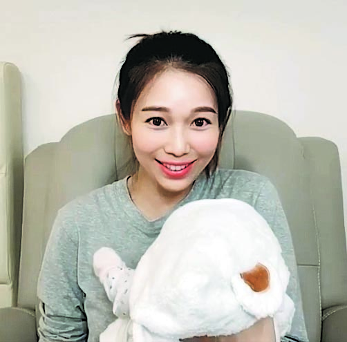 杨秀惠刚荣升人母，目前正在坐月中，她13日在社交网发文并证实已经离开效力16年的TVB。