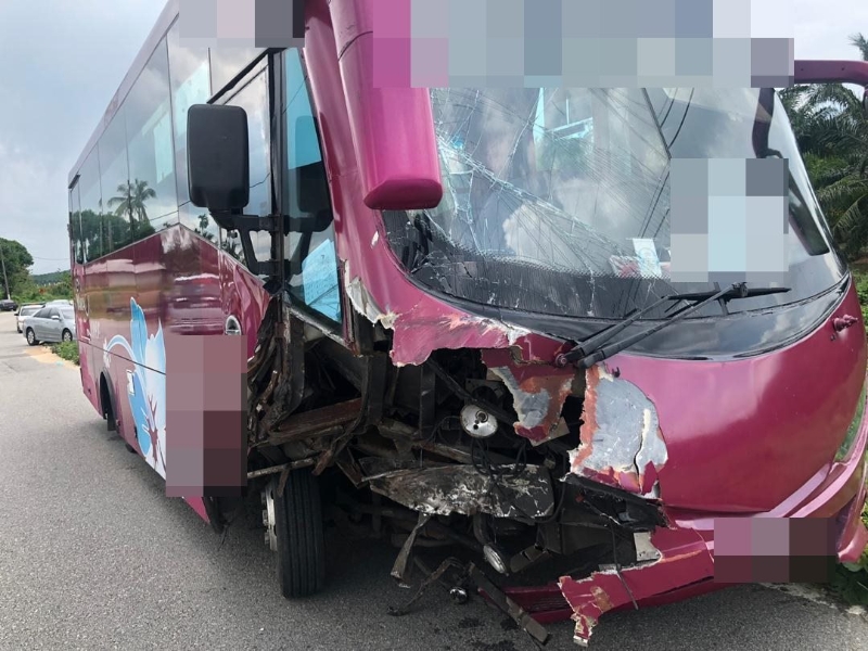 涉及车祸的巴士，其中一侧遭撞毁。