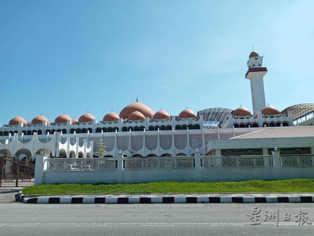 霹雳州内清真寺和祈祷所只允许不超过12名清真寺教区执员会成员及清真寺职员，进行周五祈祷和开斋节会礼。