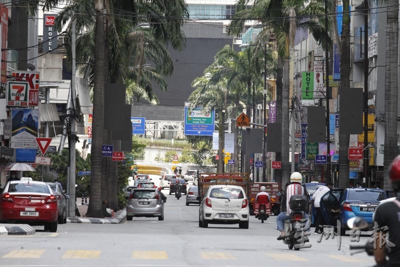 吉隆坡市政局未来也计划在市中心推出共享泊车位、兴建停车转乘停车场和限制路边泊车的时间。

