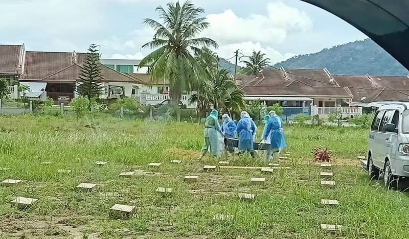 在长达3个小时的安葬过程中，工作人员都穿戴完整的个人防护设备(PPE)，以避免受病毒感染。（取自马来西亚遗体处理队伍脸书专页）