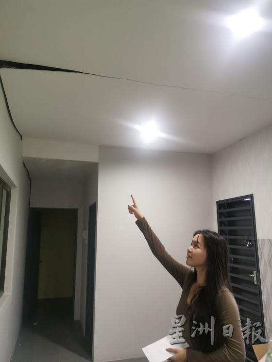 吴晓敏向记者展示厨房的墙身及天花板裂痕。