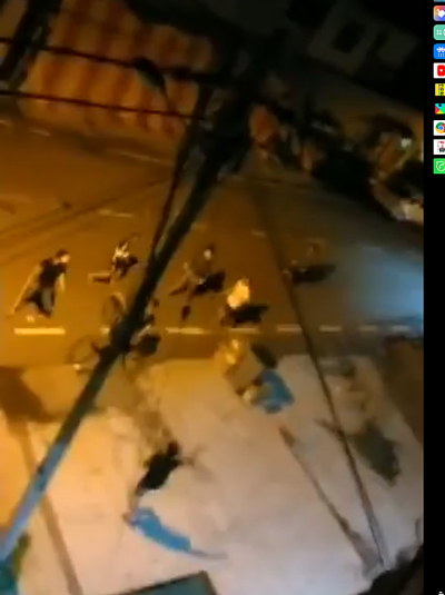 一群年约十六七岁的少年，深夜里在加拉巴沙威的大街上高声呼喝及追逐。