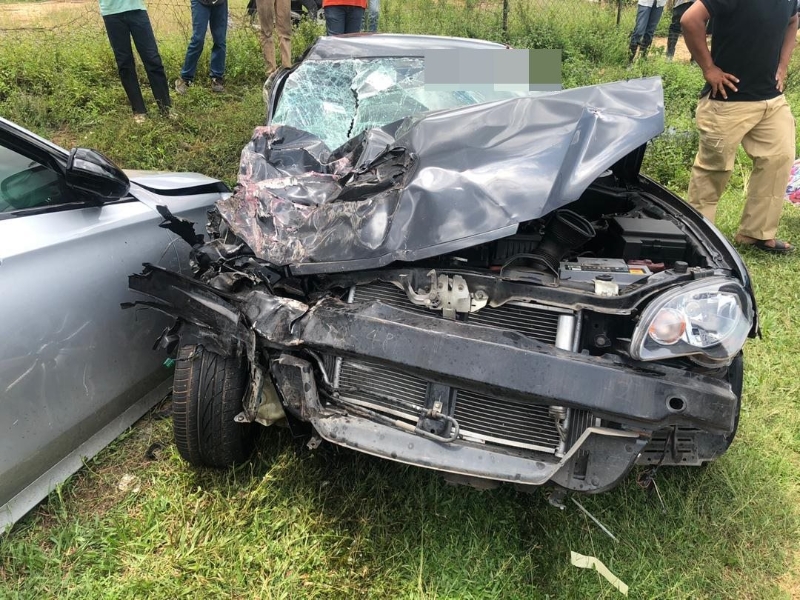 死者所驾驶的轿车于车祸后严重损毁。