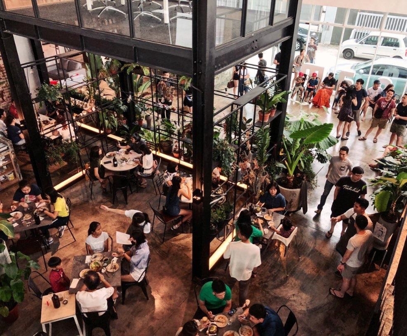 People and Places Cafe沿用工业风，一开业就受到许多顾客的欢迎。