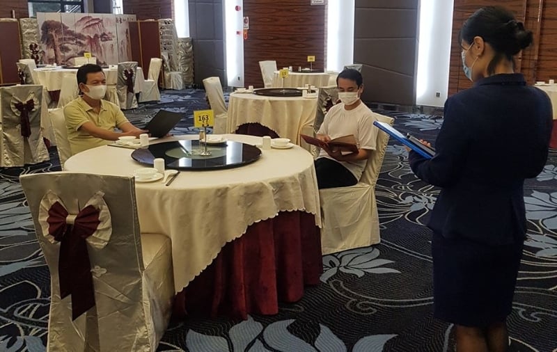丽晶阁海鲜酒家提供堂食,桌子之间保持二公尺距离。