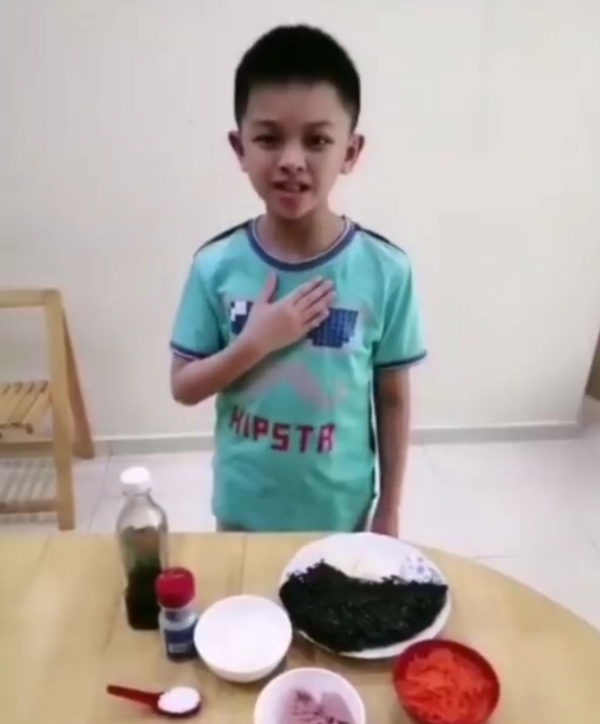 小学员在镜头前介绍制作炸紫菜丸子，显得淡定与自信。