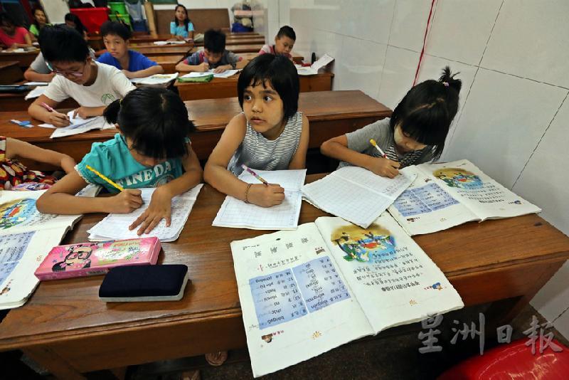 庆福华文学苑是以庙宇形式创办的一所华文补习学校，将曾经中断的华文教育传承下去。