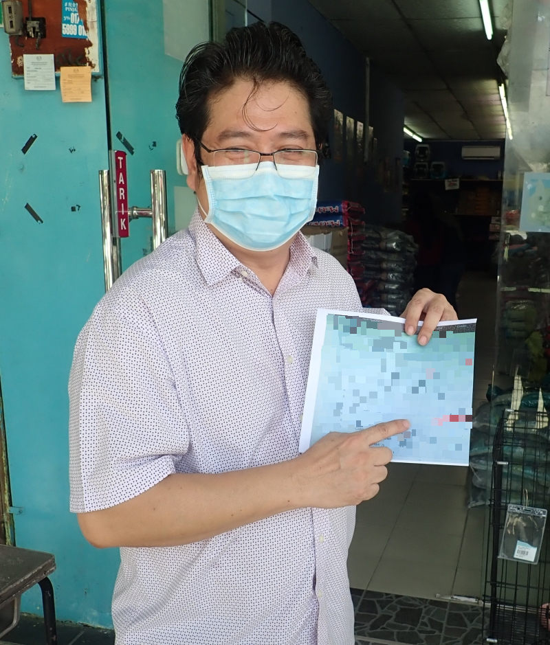 苏家斌展示友人的银行单据，显示支票存入后又被中止过账。