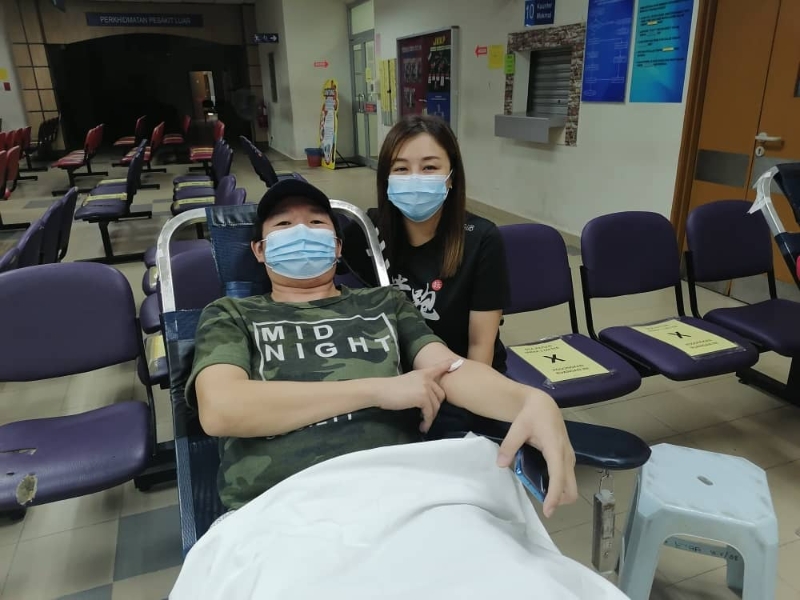 张淑芬(右)与丈夫杨伟祥结伴到来捐血。