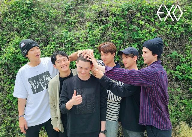 EXO队长Suho（左3）今日服役，成员按照惯例，祭出“摸头杀”，画面温馨。左起为灿烈、Chen、Suho、Kai、伯贤以及世勋。

