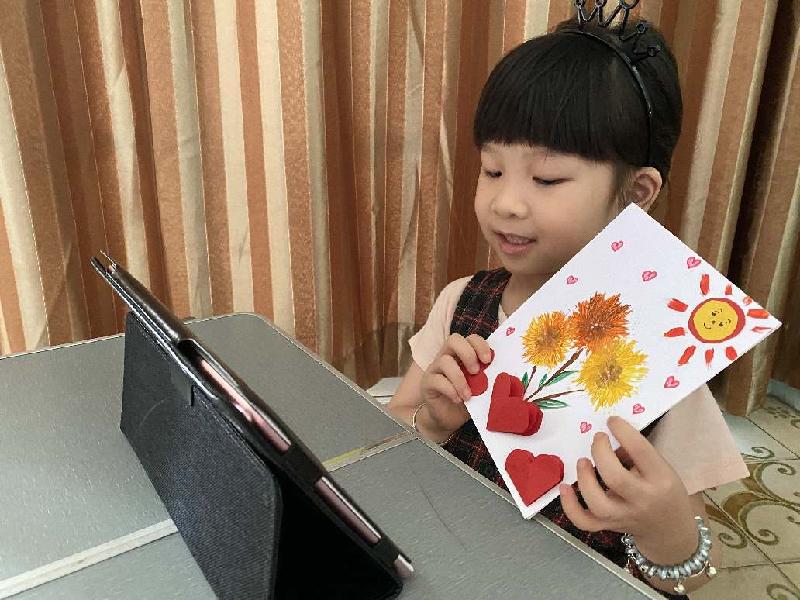 小金星幼儿园的幼二生郭可睿将制作好的教师节祝福卡,透过手机视频方式,祝愿余朝燕园长教师节快乐。
小金星幼儿园的幼二生郭可睿将制作好的教师节祝福卡,透过手机视频方式,祝愿余朝燕园长教师节快乐。