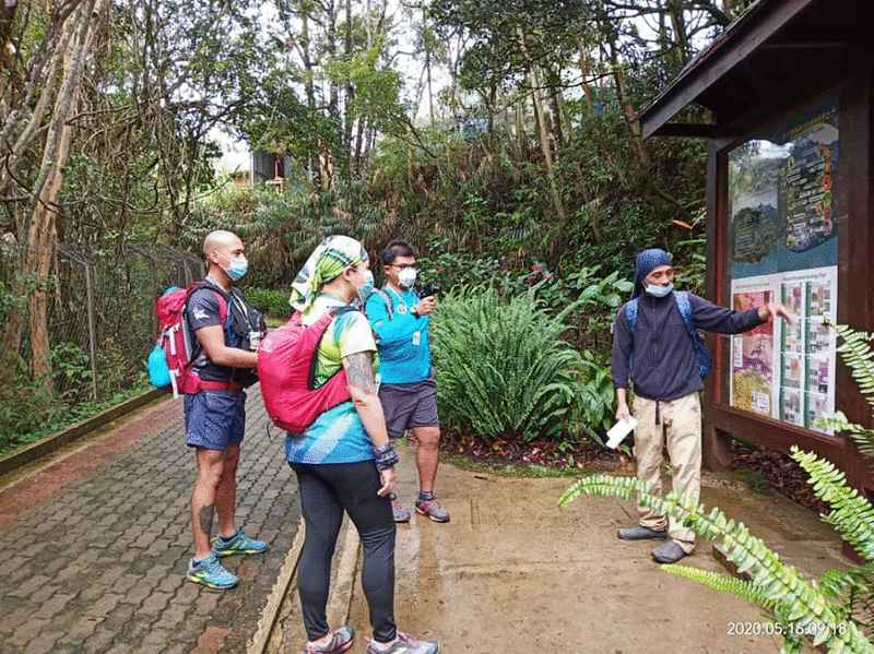 本地登山客进入神山公园，准备攀登神山（图取自沙巴公园脸书）。