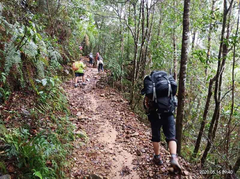 登山客开始攀登神山（图取自沙巴公园脸书）。