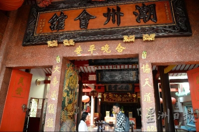 华文学校依着会馆与神庙而立，形成金边华校的特色。（摄影/冯依健）