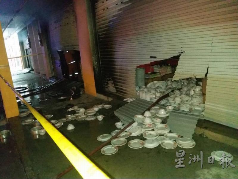 店内的货物散落一地。