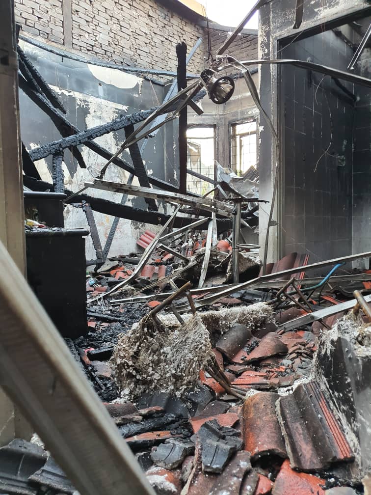 楼上部份经过大火燃烧后，显得满目疮痍。