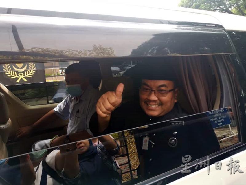 莫哈末沙努西下午2时44分抵达达鲁阿曼州政府大厦，他笑容满面，镜头前比“赞”的手势。