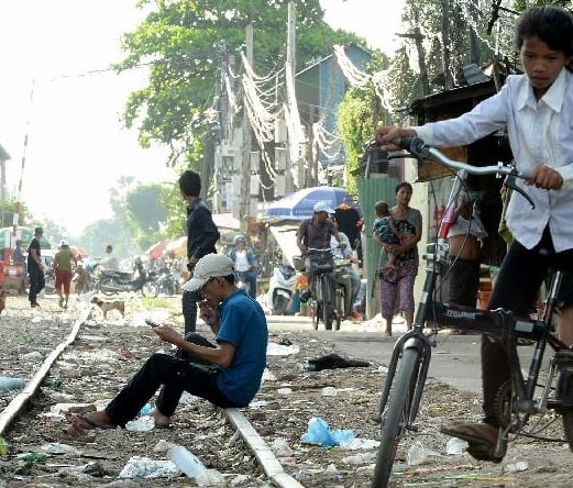 The slum community is built along the railway track which is heavily littered with garbage and discarded stuffs. SIN CHEW DAILY