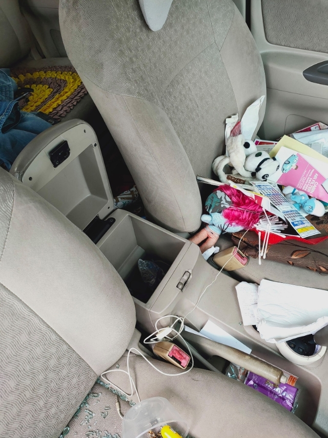 匪徒敲破车窗后，在车内搜刮车主的财物，将车内的物品，弄得凌乱不堪。