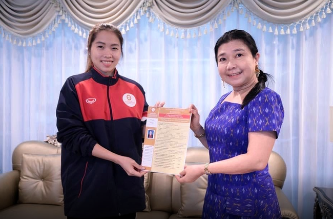 文武双全的泰国羽球女单前世界冠军拉查诺（左），在曼谷吞武里大学硕士毕业后，获得大学奖学金继续进修攻读公共管理博士学位。（拉查诺IG照片）