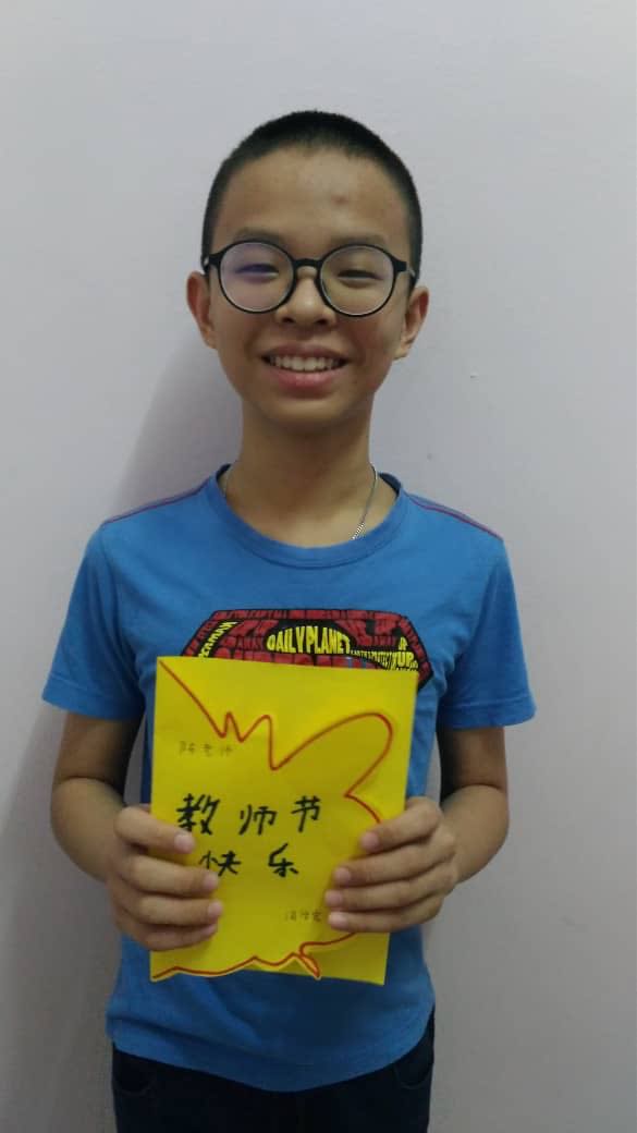简单的贺卡，配上诚挚的笑容，冯学宏祝贺老师教师节快乐。